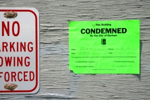 2011-05-22_liberty_warehouse_condemned_notice_in_durham